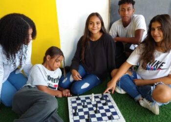Em atividade de contraturno EM Prof.ª Edileusa Brasil Soares de Souza realiza experiência que alia matemática, xadrez e programação