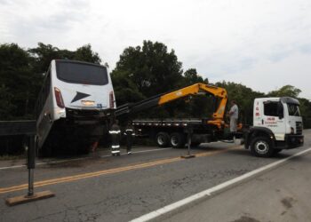 Ônibus envolvido no grave acidente na rodovia SP-055 deve ser removido na manhã desta terça-feira (31)