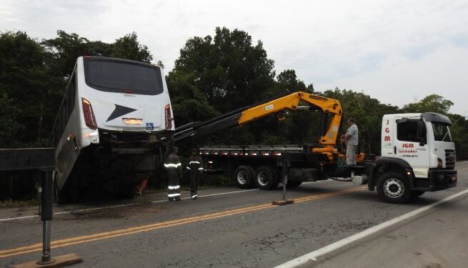 Ônibus envolvido no grave acidente na rodovia SP-055 deve ser removido na manhã desta terça-feira (31)
