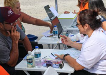 Moradores do bairro Canto do Mar recebem orientações de programas sociais