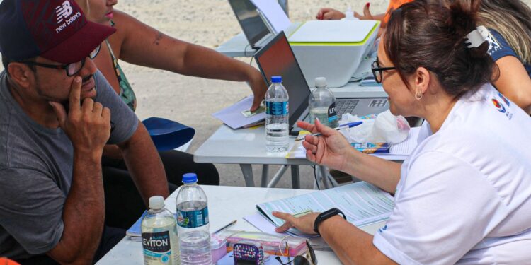 Moradores do bairro Canto do Mar recebem orientações de programas sociais