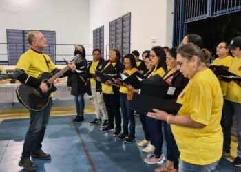 Alunos da EJA comemoram Dia da Família com café literário e apresentações musicais