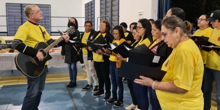 Alunos da EJA comemoram Dia da Família com café literário e apresentações musicais