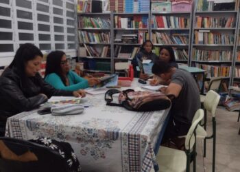 Alunos da EJA participam de atividades pedagógicas do programa Na Onda da Leitura   