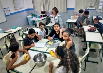 Alunos da Escola Municipal de Barequeçaba aprendem a fazer sequilhos em aula de culinária