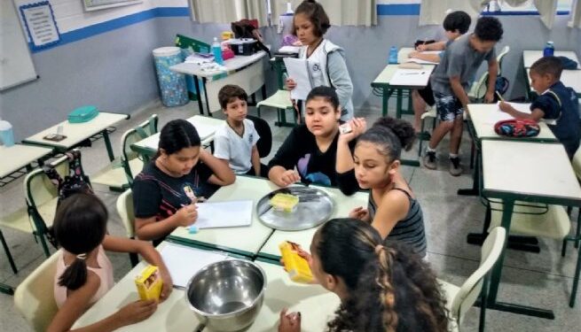 Alunos da Escola Municipal de Barequeçaba aprendem a fazer sequilhos em aula de culinária