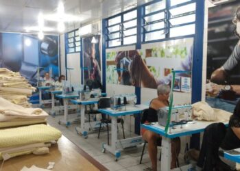 Prefeitura confecciona cortinas para as escolas da rede municipal no “Programa Costuração”   