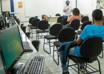 Bolsistas do Programa Emergencial de Auxílio ao Desemprego participam de cursos de qualificação profissional
