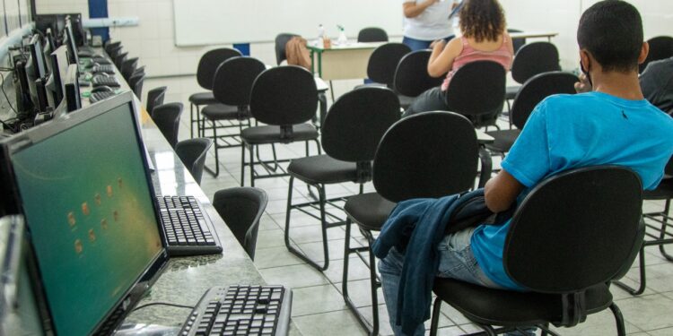 Bolsistas do Programa Emergencial de Auxílio ao Desemprego participam de cursos de qualificação profissional