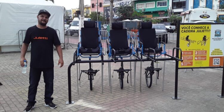 Prefeitura de São Sebastião adquire conjuntos de cadeiras adaptadas para atender pessoas com deficiência   