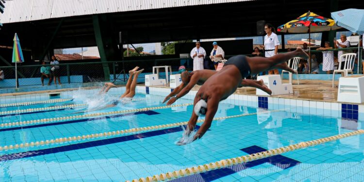 Festival de Nado Livre agita piscina do CAE do Pontal da Cruz em São Sebastião   