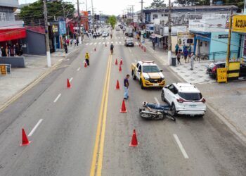 Prefeitura conscientiza população sobre segurança no trânsito com simulação de acidente entre carro e moto