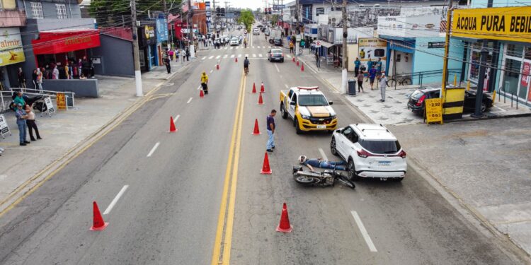 Prefeitura conscientiza população sobre segurança no trânsito com simulação de acidente entre carro e moto