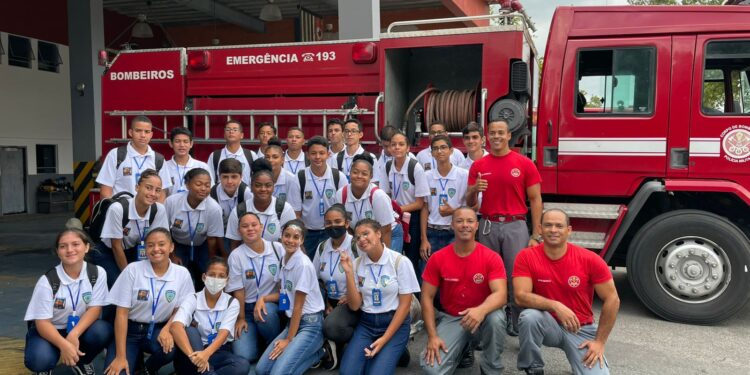 Guardas Mirins da Costa Norte visitam Estação de Bombeiros