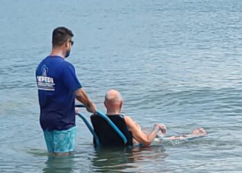 Idosos do Centro Terapêutico ‘Valorizando a Vida’ participam de vivência aquática em São Sebastião