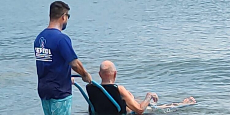 Idosos do Centro Terapêutico ‘Valorizando a Vida’ participam de vivência aquática em São Sebastião