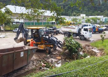 Mutirão de limpeza contra a dengue recolhe quase três toneladas de lixo e material inservível na Vila Sahy, em São Sebastião   