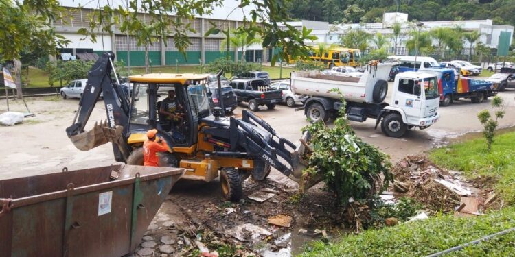 Mutirão de limpeza contra a dengue recolhe quase três toneladas de lixo e material inservível na Vila Sahy, em São Sebastião   