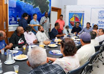Prefeito Felipe Augusto reúne-se com aposentados da SESEP