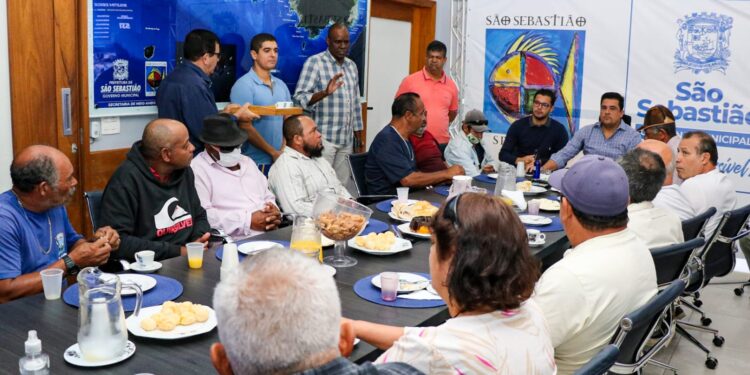 Prefeito Felipe Augusto reúne-se com aposentados da SESEP