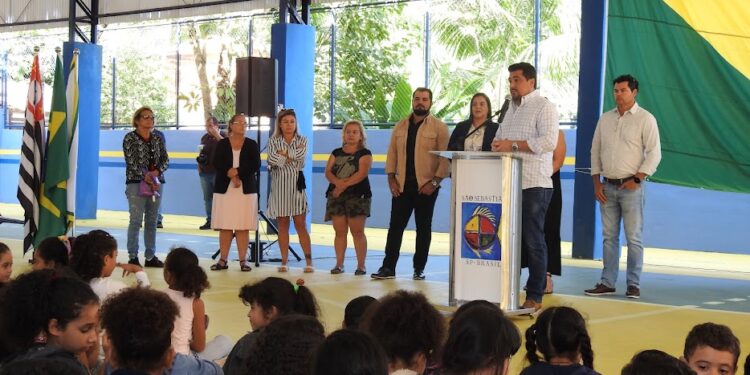 Prefeito Felipe Augusto entrega reforma e ampliação da EM Maria da Conceição de Deus Santos e da EMEI Cavalinho de Pau em Camburi