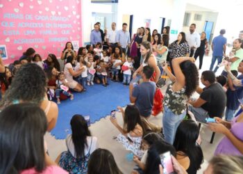Prefeito de São Sebastião Felipe Augusto participa do “Dia da Família na Escola” em Creche de Maresias