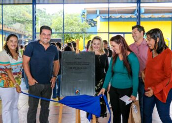 Prefeito entrega revitalização da EM Prof.ª Maria Francisca Santana de Moura Tavolaro