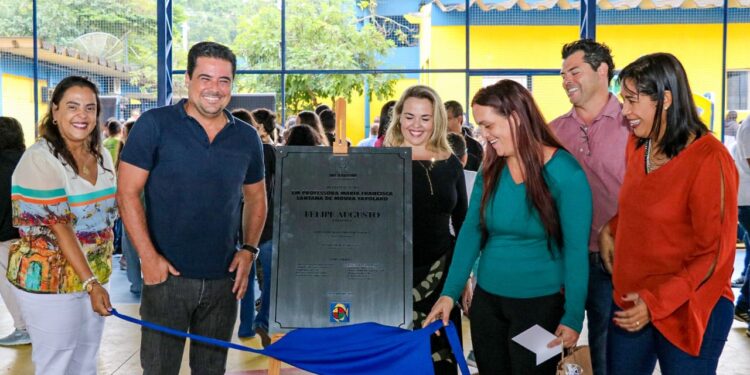 Prefeito entrega revitalização da EM Prof.ª Maria Francisca Santana de Moura Tavolaro