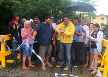 Prefeito Felipe Augusto entrega nova ponte do Núcleo Beco 70 em Maresias