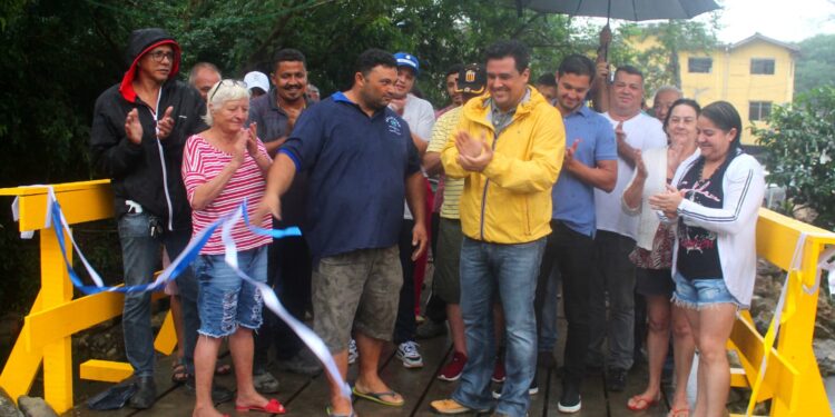 Prefeito Felipe Augusto entrega nova ponte do Núcleo Beco 70 em Maresias