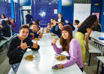Prefeitura realiza parceria e privilegia agricultores familiares para fornecimento de merenda escolar   