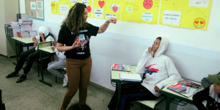 Projeto Papo Reto: Jovens Contra a Violência inicia programação na EM Prof.ª Cynthia Cliquet Luciano
