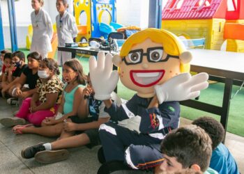 Capitão do Corpo de Bombeiros de Fort Lauderdale (EUA) acompanha atividade desenvolvida pelo programa SAMUZINHO na Escola