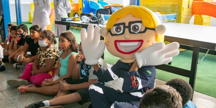 Capitão do Corpo de Bombeiros de Fort Lauderdale (EUA) acompanha atividade desenvolvida pelo programa SAMUZINHO na Escola