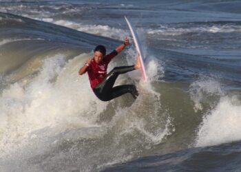 Surfistas de São Sebastião lideram largada do Hang Loose Surf Attack