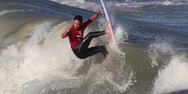 Surfistas de São Sebastião lideram largada do Hang Loose Surf Attack