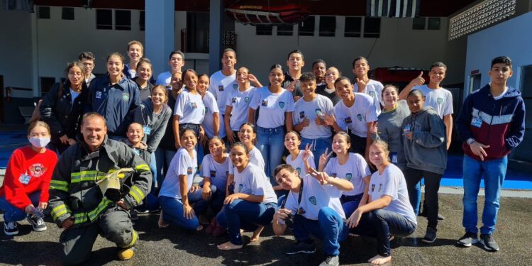 Guardas Mirins do polo Barequeçaba visitam Estação de Bombeiros