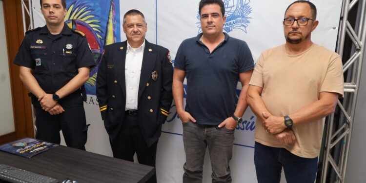 Capitão do Corpo de Bombeiros de Fort Lauderdale (EUA) visita Prefeitura de São Sebastião   