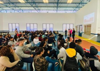Alunos da EM Prof.ª Patrícia Viviani Santana recebem palestra da OAB