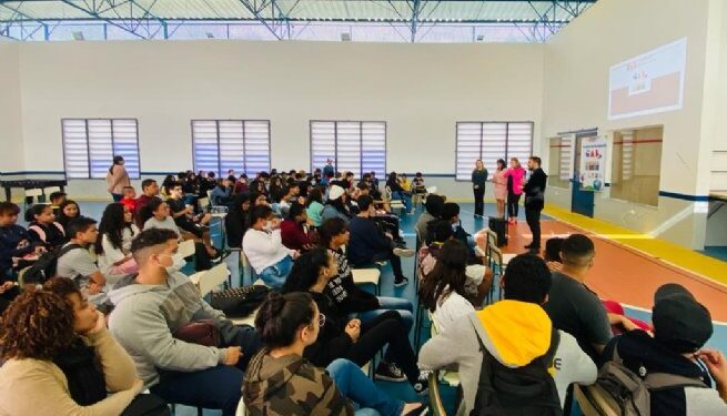 Alunos da EM Prof.ª Patrícia Viviani Santana recebem palestra da OAB