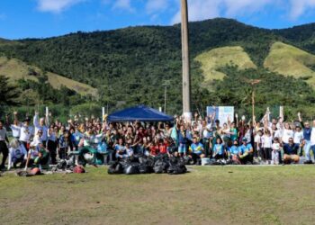 Ação de limpeza na abertura da Semana Mundial do Meio Ambiente recolhe quase 200 quilos de lixo na Praia da Enseada