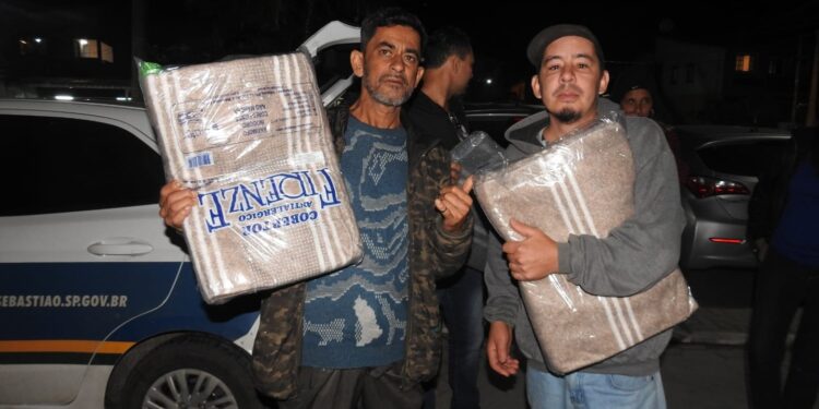 Fundo Social distribui cobertores as pessoas em situação de rua
