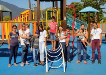 Famílias do Programa Criança Feliz participam de atividades de lazer na Rua da Praia   