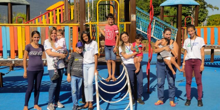 Famílias do Programa Criança Feliz participam de atividades de lazer na Rua da Praia   