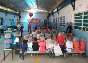 Inspirada na abordagem Reggio Emilia professora de inglês de Camburi promove atividade culinária com produção de cookies