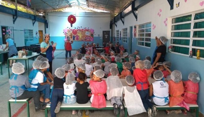 Inspirada na abordagem Reggio Emilia professora de inglês de Camburi promove atividade culinária com produção de cookies