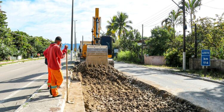 Prefeito Felipe Augusto visita obra de recuperação da SP-055