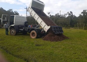 Prefeitura entrega podas trituradas para agricultores sebastianenses