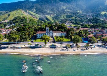 São Sebastião recebe ação de limpeza na Praia São Francisco para fortalecer o combate ao lixo no mar