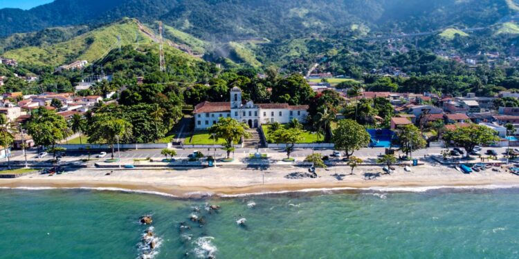 São Sebastião recebe ação de limpeza na Praia São Francisco para fortalecer o combate ao lixo no mar